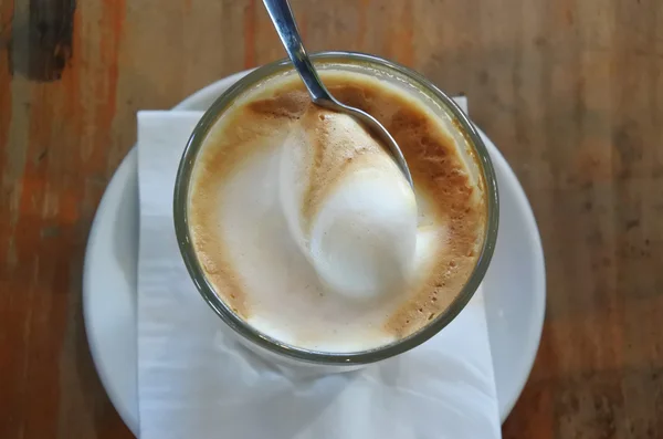 Z płaskim leżał widok latte napój szkło — Zdjęcie stockowe