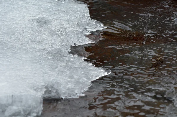 Bordo di ghiaccio dei cristalli di acqua ghiacciata — Foto Stock