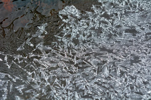 Borde de hielo de cristales de agua helada —  Fotos de Stock