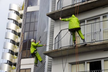 Yüksek doğmak bina üzerinde pencere temizleyiciler çalışır
