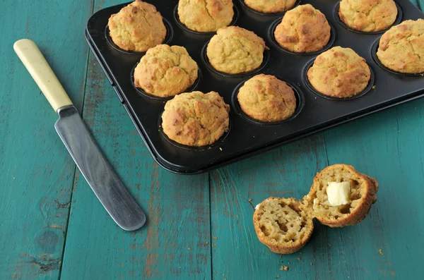 Πάνω από κεφάλι Muffins κέικ, χρηματοδότες σε ένα δίσκο ψησίματος — Φωτογραφία Αρχείου