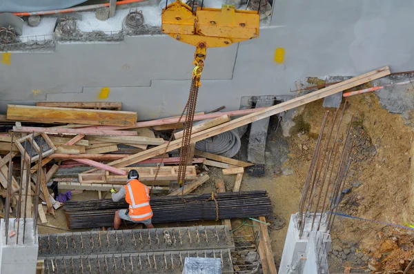 Bouwer release metalen frames uit een kraan opheffing kabel aansluiten — Stockfoto