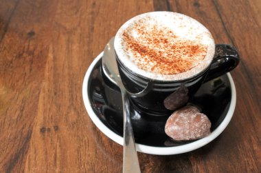 Sıcak çikolata meşrubatının üzerinde kafa görünümünü