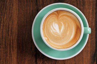 Düz beyaz bir fincan kahve içecek düz yatıyordu görünümü