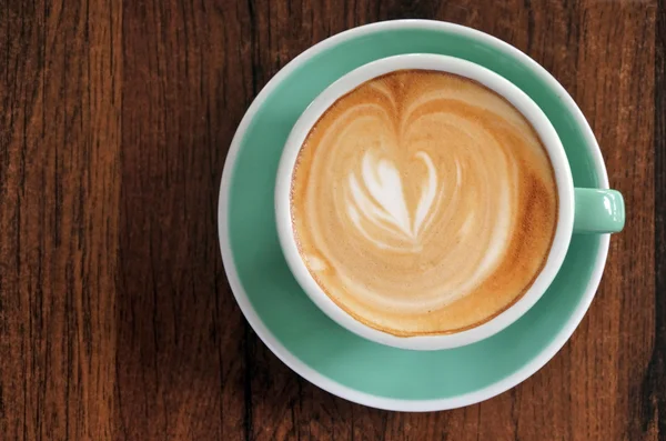 Egy lapos fehér csésze kávét inni lapos laikus megtekintése — Stock Fotó