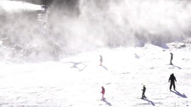 Mount Ruapehu üzerinde kayak unrecognisable insanlar