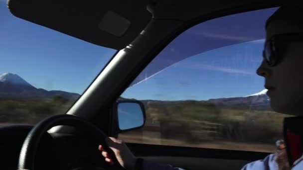 Mulher de carro no Parque Nacional Tongariro — Vídeo de Stock