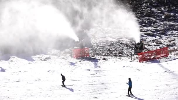 Nieczytelna ludzi na nartach na Mount Ruapehu — Wideo stockowe