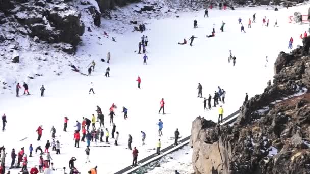 Sciatori di neve nel campo di Whakapapa sul Monte Ruapehu — Video Stock