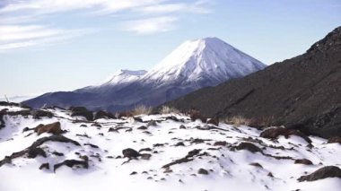 Mount Ngauruhoe ve Mount Tongariro kış manzara