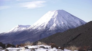 Mount Ngauruhoe ve Mount Tongariro kış manzara
