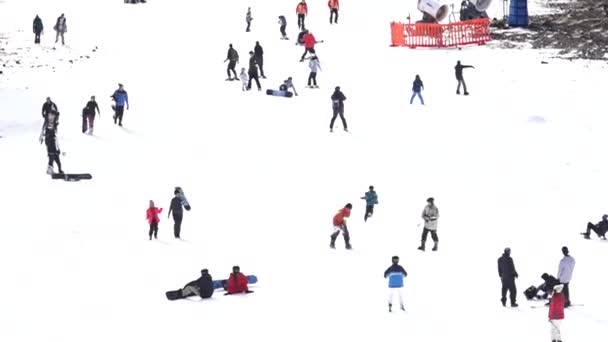 Skifahrer in whakapapa skifield auf dem Berg ruapehu — Stockvideo