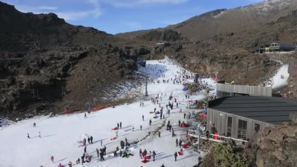 Esquiadores de nieve en el campo de esquí de Whakapapa en el Monte Ruapehu — Vídeos de Stock