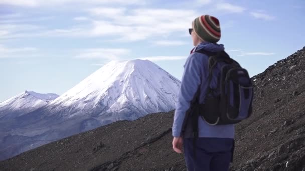 Kadın Kamera Uzak Yürür Mount Ngauruhoe Mount Tongariro Tongariro Geçiş — Stok video