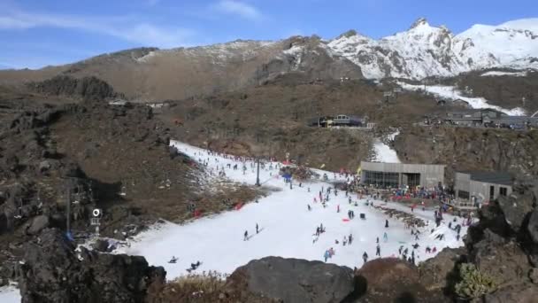 Лыжники на горнолыжном курорте Вакапапа на горе Руапеху — стоковое видео