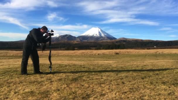 Natuur en wildlife reizen videograaf beroepsfotograaf — Stockvideo