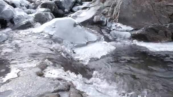 Ledové krystalky na skalách proud vody — Stock video