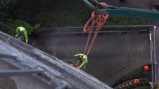 Glazenwassers werkt op hoge stijging gebouw — Stockvideo