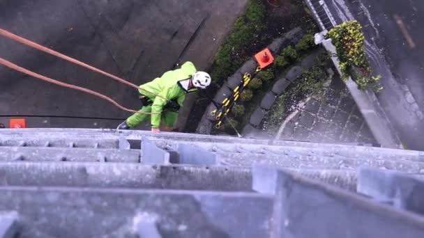 Limpiacristales funciona en edificio de gran altura — Vídeo de stock