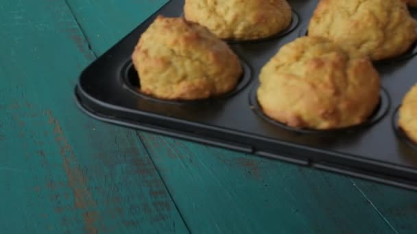 Mini pasteles de magdalenas en estante para hornear 4K — Vídeo de stock