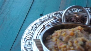 Hintli kadın hizmet Masala dosa çanak 4k