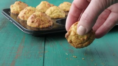 Raf pişirme kapalı bir mini kek kek Baker el kesiliyor