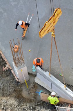 İnşaat İşçileri kılavuzları bir yapı prekast beton 
