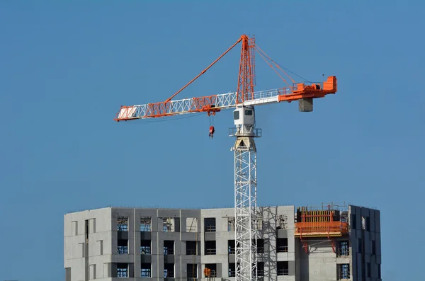 Edificio en construcción con grúa torre — Foto de Stock