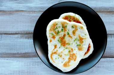 Geleneksel Hint Naan gözleme düz yatıyordu görünümünü 