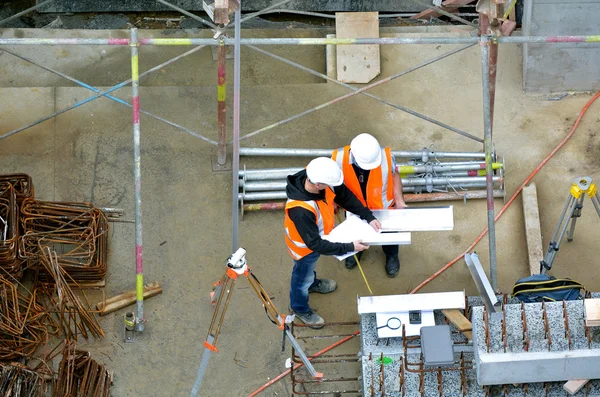 Engenheiros civis a inspeccionar estaleiros de construção — Fotografia de Stock