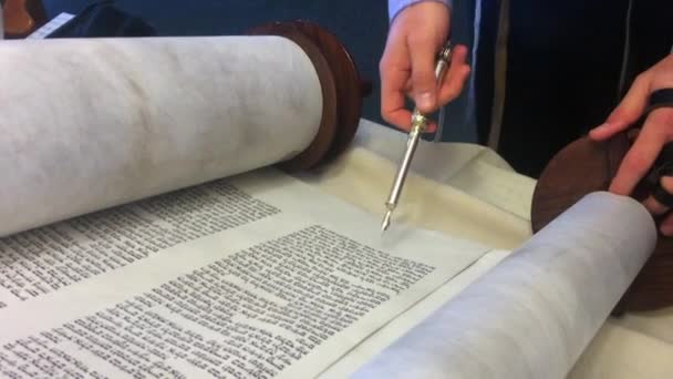 Еврейский раввин читает Тору — стоковое видео