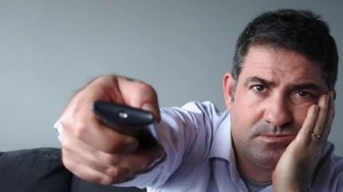 Sıkılmış adam TV kanalları zapping