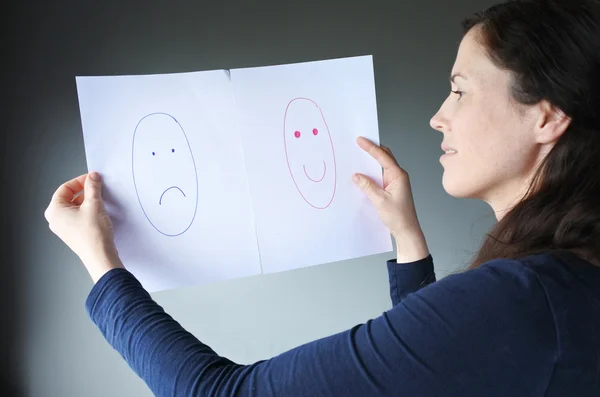 Jonge vrouw kiezen tussen geluk en verdriet — Stockfoto