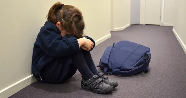 Triste menina da escola — Fotografia de Stock