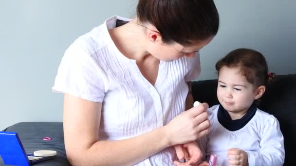 母亲显示她的女孩子如何涂口红 — 图库视频影像