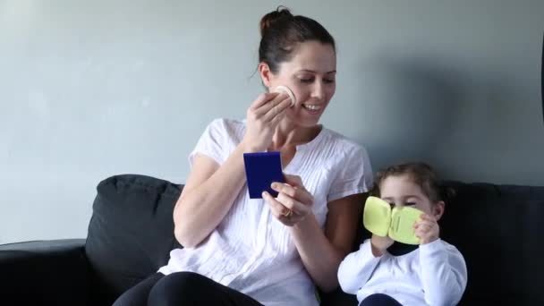 Mother shows her baby girl toddler how to apply makeup — Stock Video
