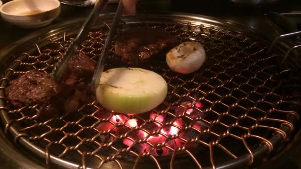 Korean barbecue - Gogigui mięsa pieczone — Wideo stockowe