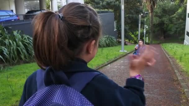 Niña yendo a la escuela despídete de su madre — Vídeo de stock