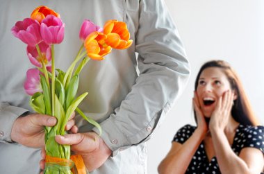 Sürpriz kadın (30-35 yaşında) Lale çiçek sevgilisi alırsınız. Çift ilişki kavramı. kopya alanı