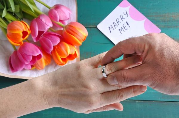 Man Zet Engagement Ring Aan Zijn Vinger Van Vrouw Paar — Stockfoto