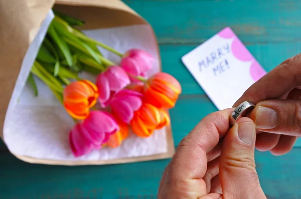 Człowiek Posiada Zaangażowania Pierścień Ślub Mnie Wiadomość Uwaga Tulipany Bukiet — Zdjęcie stockowe