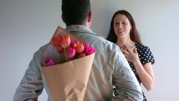 L'homme donne des fleurs de tulipes à son amant — Video