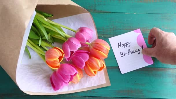 Tulp bloemen met Happy Birthday bericht Opmerking — Stockvideo