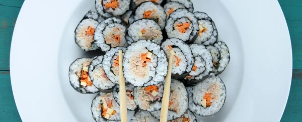Chopsticks e sushi maki gunkan roll platter set — Fotografia de Stock
