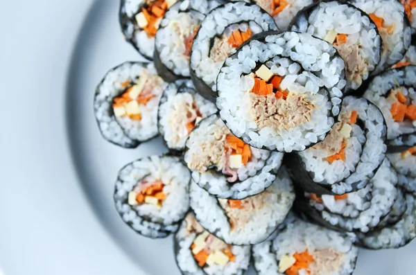 Pohled shora hromadu sushi maki gunkan sklíčko — Stock fotografie