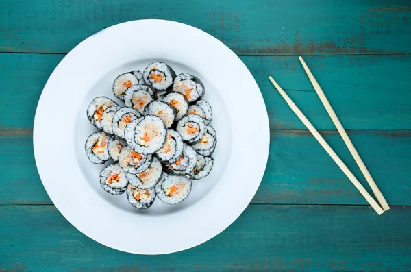 Sushi maki gunkan prato de rolo e pauzinhos — Fotografia de Stock