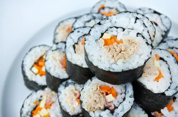 Plana vista lay de sushi maki gunkan placa de rolo — Fotografia de Stock