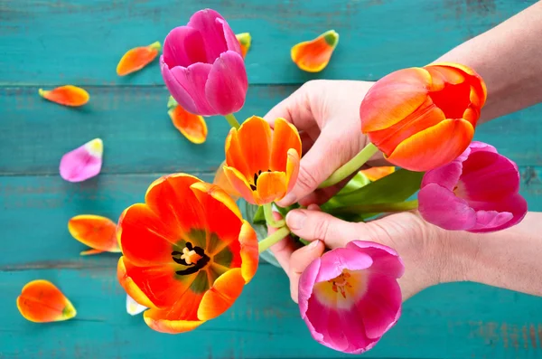 Mujer manos organización y surtido Tulipán flores bouque — Foto de Stock