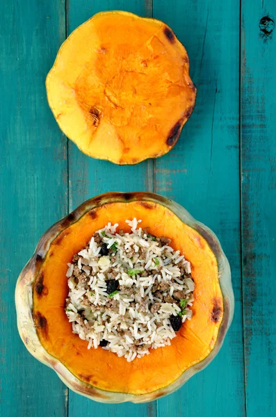 Vista plana de calabaza rellena con arroz y carne picada —  Fotos de Stock