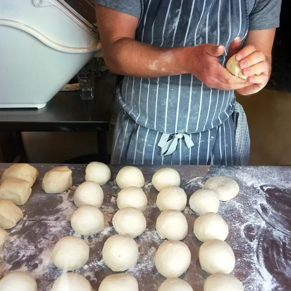 Baker prepares bread rolls — Stock Photo, Image